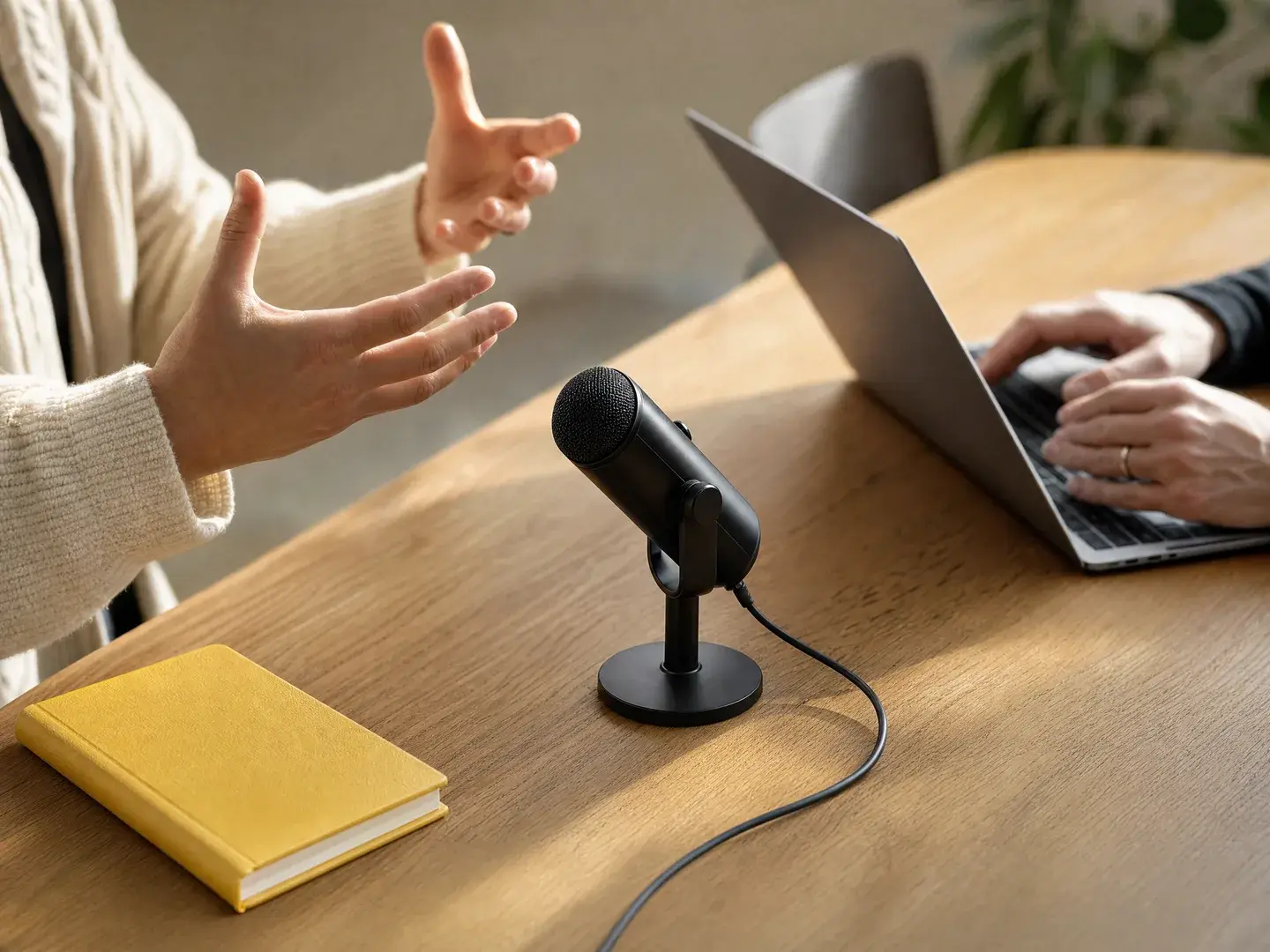 Een gesprek met een inhoudsexpert wordt vastgelegd naast een laptop en microfoon