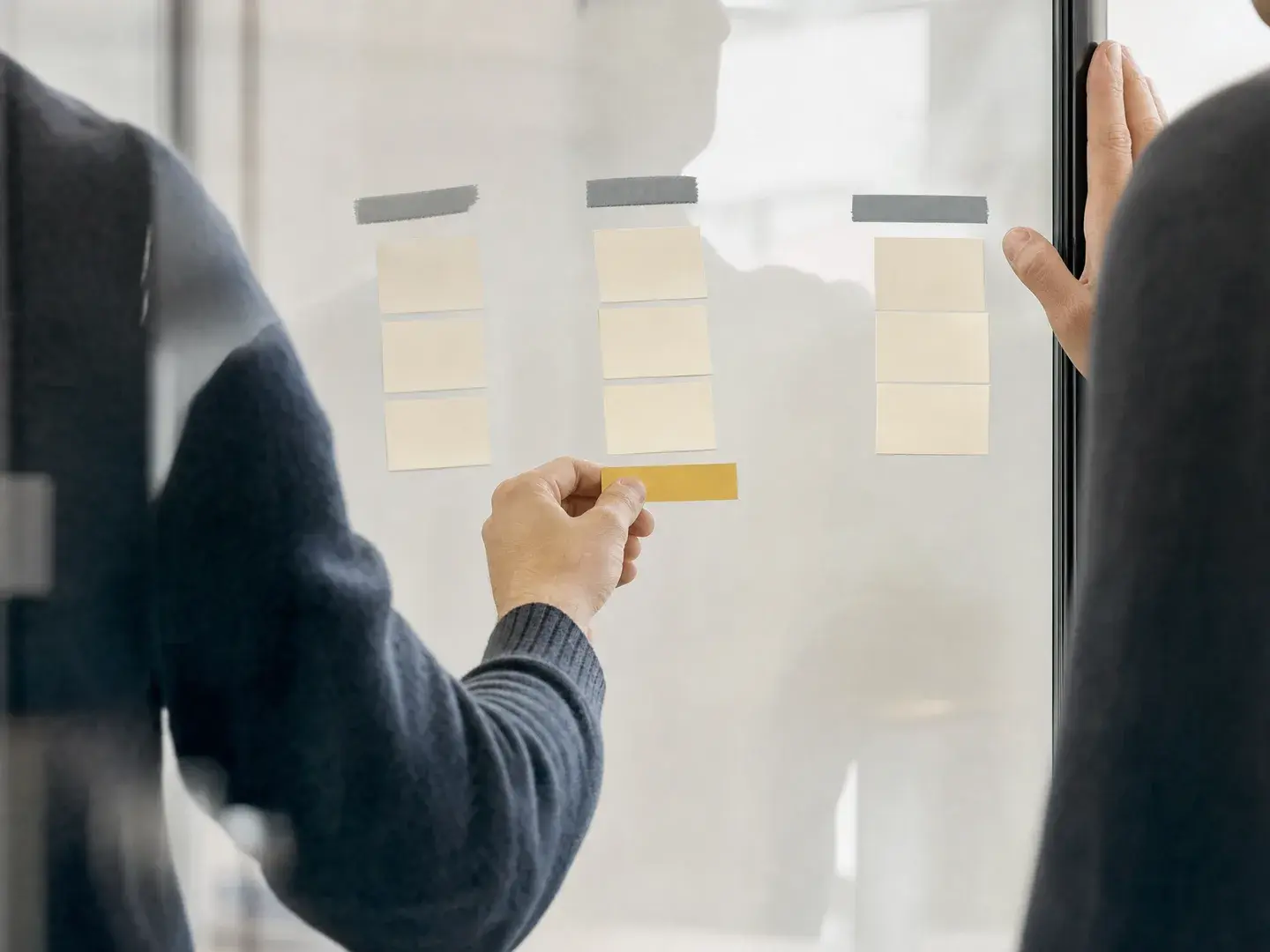 Handen stemmen inhoud en prioriteiten af met een papieren werkdocument